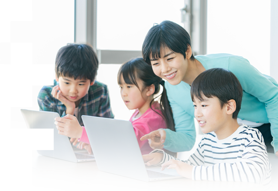 パソコンでプログラミングを学ぶ子どもたち